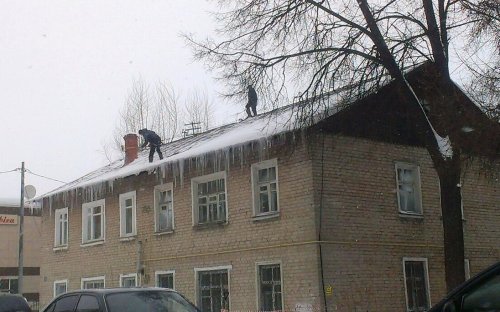 В Йошкар-Оле крышу дома напротив редакции ВНД почистили от наледи