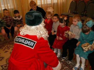 Полицейские Звениговского района подарили телевизор многодетной семье на Новый год