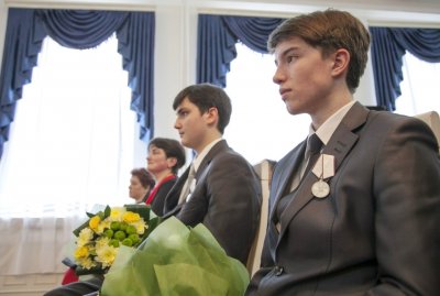 Двое школьников получили медали «За спасение погибавших»