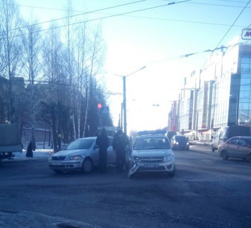 В Йошкар-Оле полицейская машина въехала в иномарку