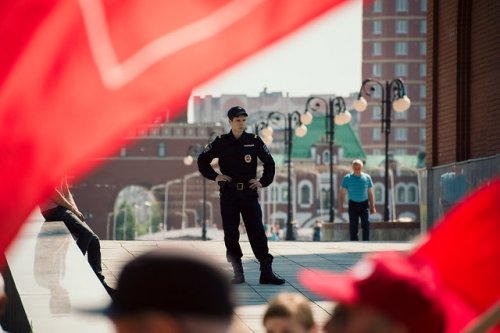 Полицейские обеспечивают в праздники охрану общественного порядка
