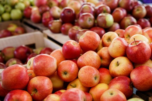 В России временно запретят импорт яблок и томатов из Азербайджана