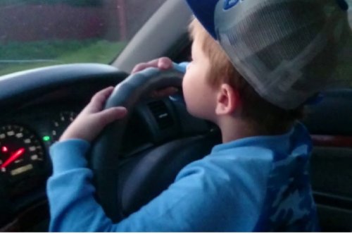 Отец семилетнего ребёнка ответит за то, что его сын оказался за рулём иномарки
