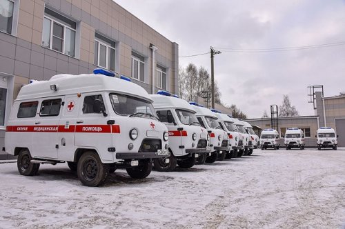 Районным больницам республики вручены ключи от 17 автомобилей скорой медицинской помощи