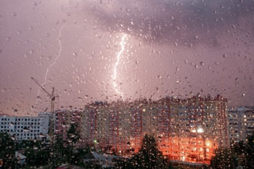 Синоптики предупреждают о том, что в пятницу будут грозы, сильные дожди и порывистый ветер