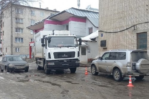 В Йошкар-Оле пенсионерка шла около дома и попала под колёса мусоровоза