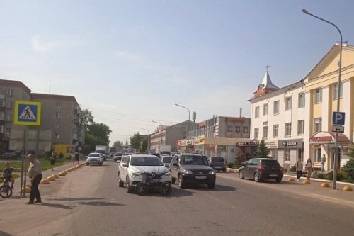 В городе Волжске на улице Ленина иномарка сбила велосипедиста