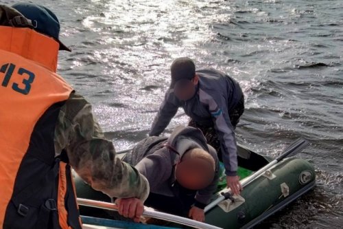 В Марий Эл спасатели пришли на помощь рыбакам и эвакуировали их на берег