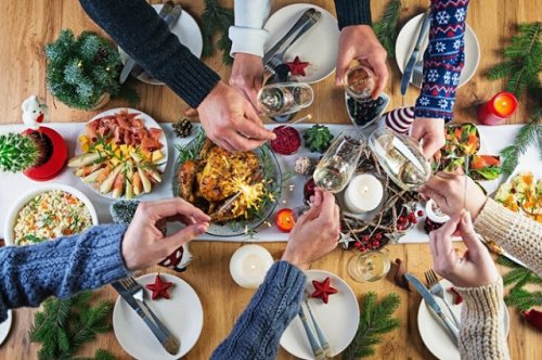 Специалисты Роспотребнадзора советуют не переедать в новогодние праздники